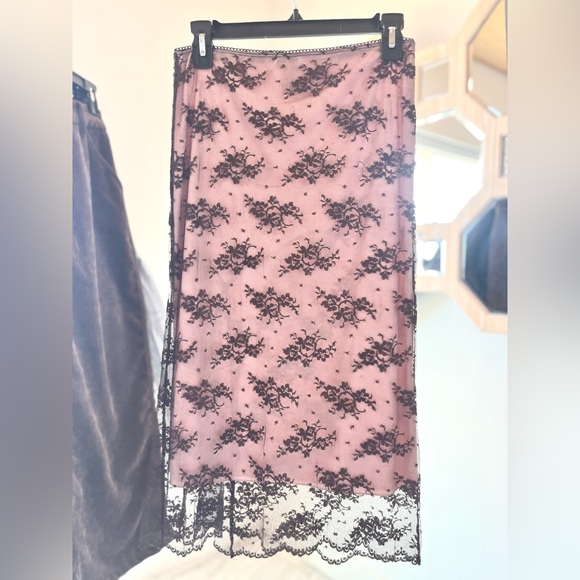 Elegant Black Lace Overlay Skirt - Picture 4 of 7